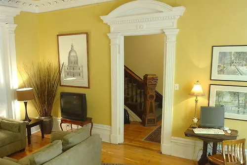 La Conciergerie Guesthouse Montreal