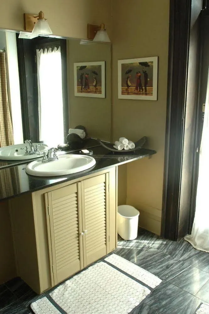 *** Inn La Conciergerie Guesthouse Montreal Canada